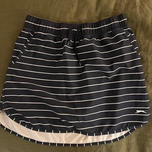 LAST CHANCE Slazenger have and white gold skirt